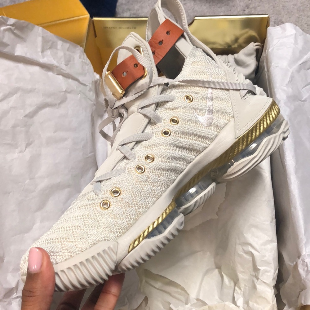 Women’s LEBRON XVI LMTD